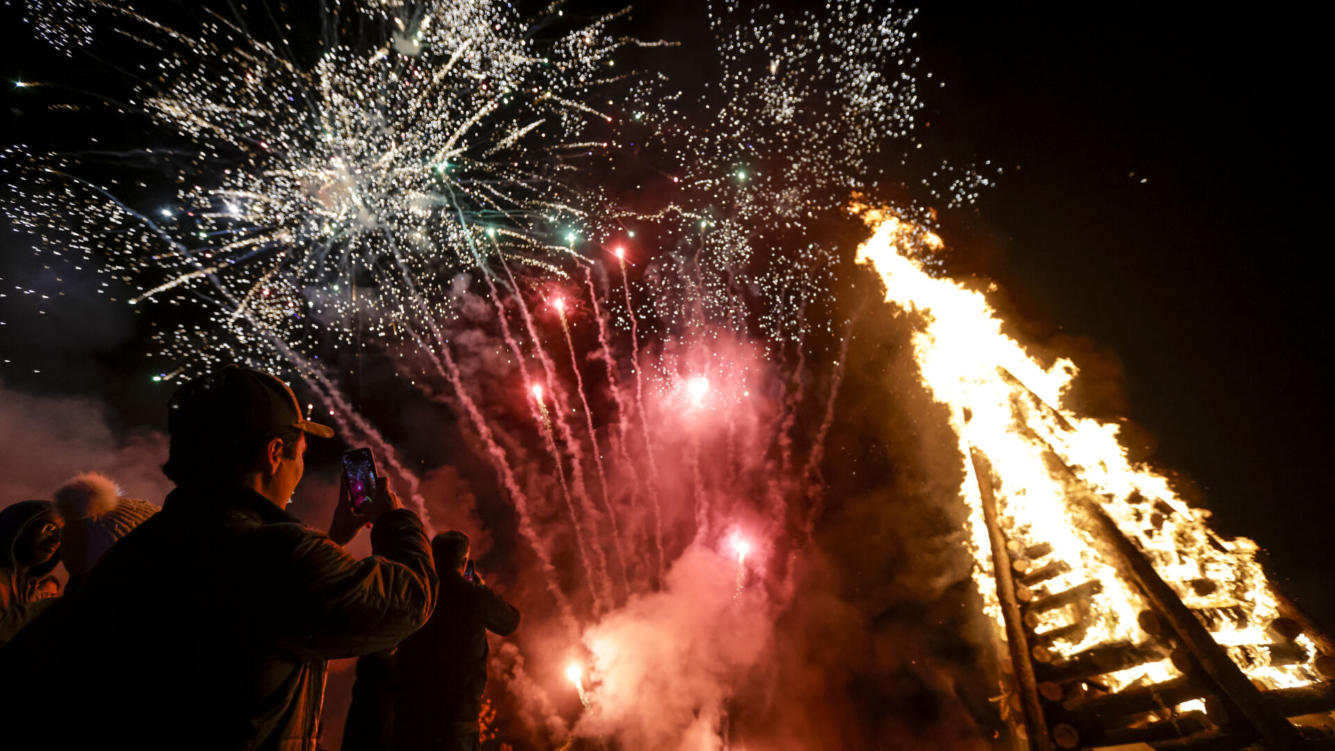 NO.bonfires.122622.001.jpg